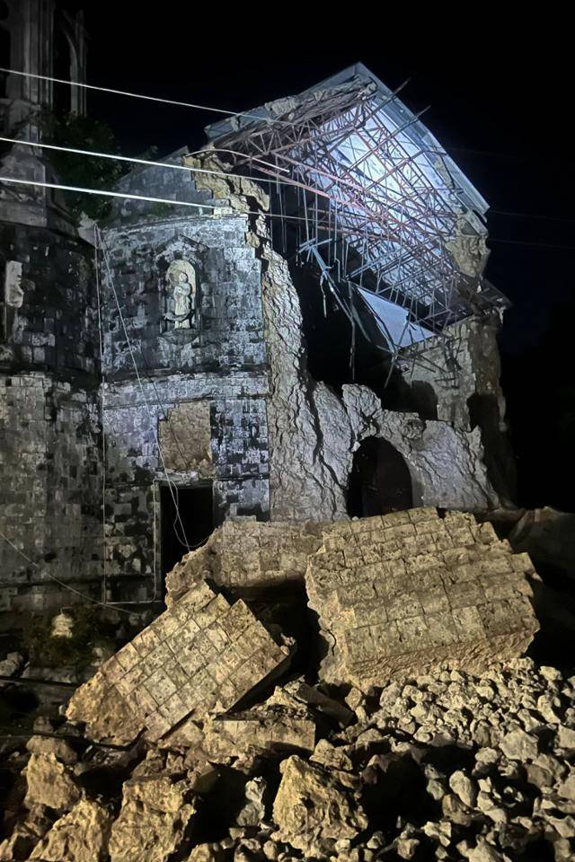 지난달 30일 필리핀 세부를 강타한 규모 6.9 강진으로 북부 다안반타얀 마을의 산타 로사 데 리마 성당 벽이 무너져 내려있다. 다안반타얀=AP 연합뉴스