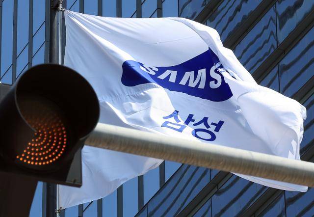 서울 서초구 삼성전자 서초사옥에서 깃발이 바람에 휘날리고 있다. 뉴스1