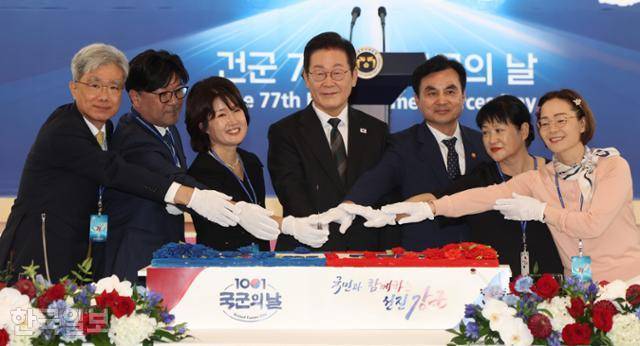 이재명 대통령이 1일 충남 계룡대에서 열린 제77주년 국군의 날 기념오찬에서 축하 시루떡 절단을 하고 있다. 충남=왕태석 선임기자