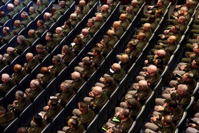 30일 미국 버지니아주 콴티코 해병대 기지에 모인 전 세계 미군 고위 장성들이 도널드 트럼프 대통령의 연설을 듣고 있다. 콴티코=로이터 연합뉴스