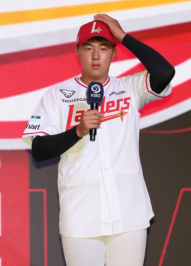 <yonhap photo-4449="">17일 서울 송파구 롯데호텔 월드에서 열린 2026 KBO 신인 드래프트에서 SSG 랜더스에 1라운드 5순위 지명을 받은 대구고 김민준이 소감을 말하고 있다. 2025.9.17 [연합뉴스]</yonhap>