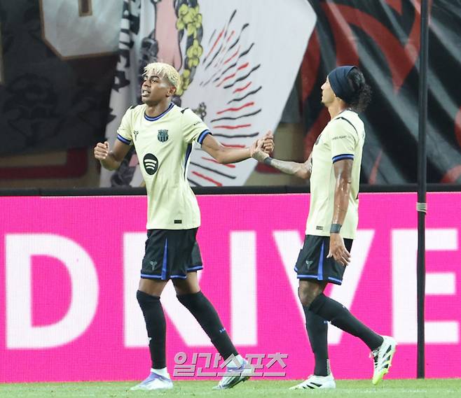 2025 FC바르셀로나 아시아투어 FC서울 친선경기가 31일 오후 서울월드컵경기장에서 열렸다. 바르셀로나 라민 야말이 두번째골을 성공시키고 기뻐하고 있다. 상암=정시종 기자 capa@edaily.co.kr /2025.07.31.