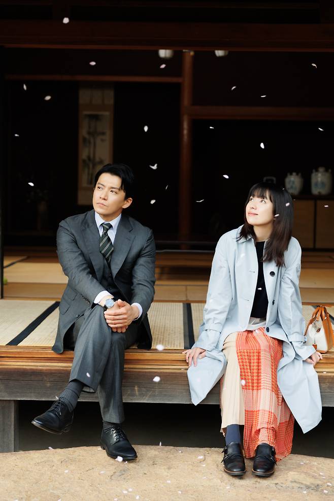 ‘로맨틱 어나니머스’에 출연한 배우 한효주(오른쪽)와 오구리 슌 스틸 / 사진=넷플릭스 제공