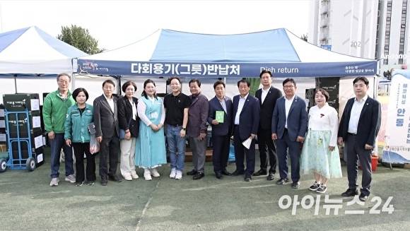 A시의원이 성추행은 문화적차이가 부른 오해라며 의정활동 사진을 촬영하고 있다. [사진=안동시의회]