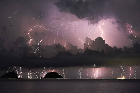 입선작에 선정된 '마른 하늘의 날벼락(Dry Lightning Strikes). 유진희 씨가 제주도 서귀포에서 카메라에 담았다. [사진=기상청]