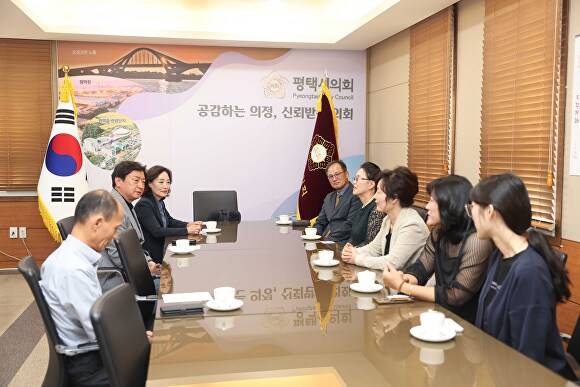평택시의회가 추석을 맞아 사회복지시설 관계자들과 간담회을 진행하고 있다. [사진=평택시의회]