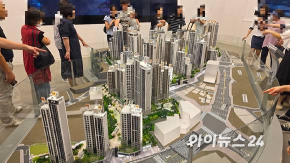 경기 광명시 철산동 '철산역 자이' 견본주택 방문객들이 단지 모형도를 보고 있다. [사진=이수현 기자]