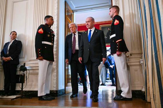도널드 트럼프 미국 대통령과 베냐민 네타냐후 이스라엘 총리가 지난달 29일(현지시간) 백악관 국빈 만찬장에서 공동 기자회견을 마친 뒤 문을 나서고 있다. [AFP=연합뉴스]
