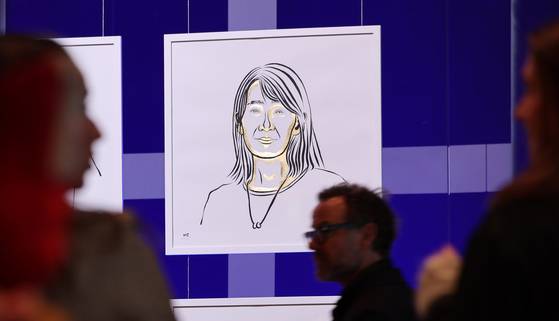 지난해 12월 스톡홀름 워터프런트 콩그레스센터에 걸린 한강의 초상화. 스웨덴 화가 니클라스 엘메헤드가 그렸다. [뉴스1]