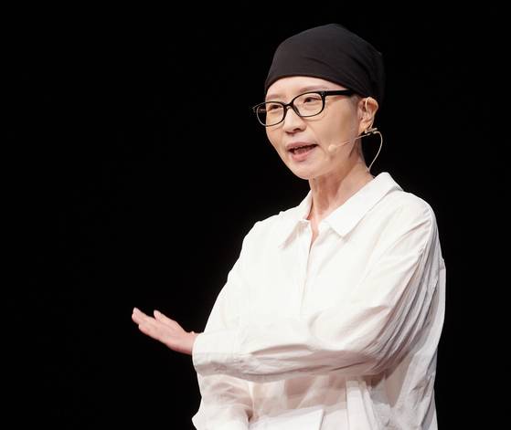 강연 방송 '세상을 바꾸는 시간, 15분'에 출연한 김새섬 대표. 악성 뇌종양인 교모세포종 수술 이후 좌절하거나 절망하지 않고 '남은 시간을 전보다 더 충실하게' 살아가고 있는 자신의 이야기를 들려줬다. 항암치료 중인 김 대표는 머리에 두건을 쓰고 출연했다. [사진 세바시]