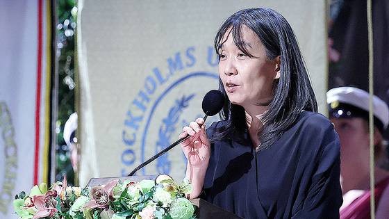 우리나라 최초로 노벨문학상을 수상한 한강이 지난해 12월 10일 스웨덴 스톡홀름 시청에서 열린 노벨상 연회에서 수상 소감을 밝히고 있다. 뉴스1