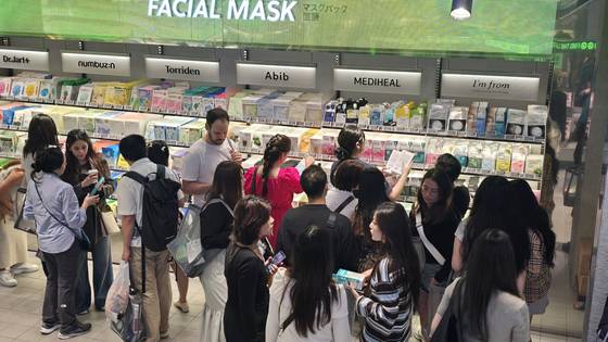 29일 서울 중구 올리브영 명동타운점의 마스크팩 매대 앞에 관광객들이 모여있다. 사진 노유림 기자