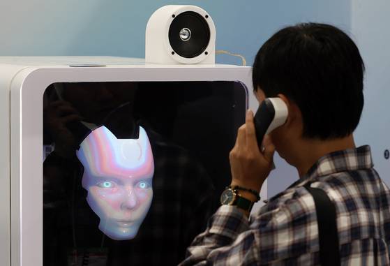 30일 서울 강남구 코엑스에서 열린 '스마트라이프위크(SLW) 2025'에서 방문객이 AI 고민상담가와 대화하고 있다. 뉴스1