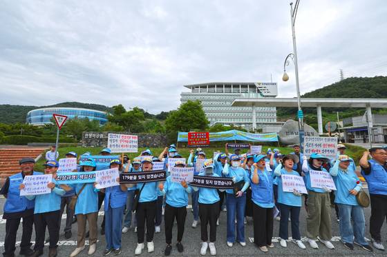 (광주=뉴스1) 박지현 기자 = 12·29 무안공항 제주항공 여객기 참사 유가족 60여 명이 12일 오전 전남 무안군 전남경찰청 앞에서 전담조직 신설과 수사지연을 규탄하는 기자회견을 열고 있다. 2025.9.12/뉴스1