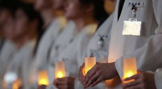 지난해 9월 24일 오후 경기 수원시 영통구 아주대학교에서 열린 제26회 나이팅게일 선서식에서 내년 임상실습을 앞둔 간호대학 2학년 학생들이 촛불의식을 하고 있다. 위 사진은 기사 내용과 무관. 뉴스1