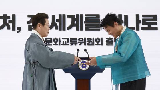 이재명 대통령, 박진영 공동위원장에게 위촉장 수여   (고양=연합뉴스) 김도훈 기자 = 이재명 대통령이 1일 경기 고양시 킨텍스에서 열린 대중문화교류위원회 출범식에서 박진영 공동위원장에게 위촉장을 수여하고 있다. 2025.10.1 [대통령실통신사진기자단]   superdoo82@yna.co.kr (끝)  〈저작권자(c) 연합뉴스, 무단 전재-재배포, AI 학습 및 활용 금지〉