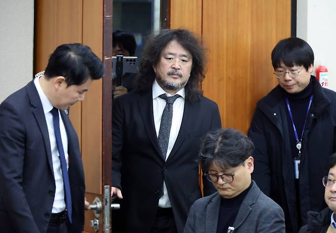 방송인 김어준 씨가 지난해 12월13일 서울 여의도 국회에서 열린 제419회 국회(임시회) 제1차 과학기술정보방송통신위원회 전체회의, 비상계엄 관련 현안질의에 참고인으로 출석하고 있다. /뉴시스