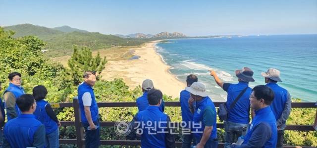 ▲ 최북단 고성군의 금강회 회원들이 DMZ평화의 길 A코스 시작점에서 함명준 군수 등과 함께 멀리 해금강을 조망하며 평화통일을 염원했다.