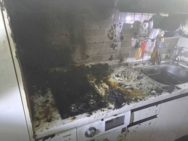 ▲ 1일 오후 3시 20분쯤 강릉시 포남동의 한 4층짜리 주택 2층에서 불이 나 주방과 천장 등이 불에 탔다. 강원소방본부 제공