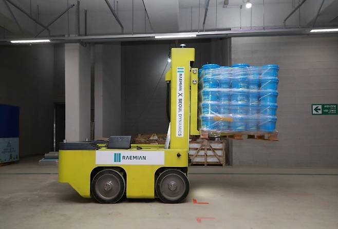 자율주행 지게차 시연 모습. 삼성물산 제공.