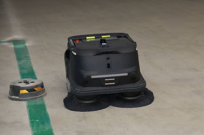 청소 로봇 시연 모습. 삼성물산 제공.