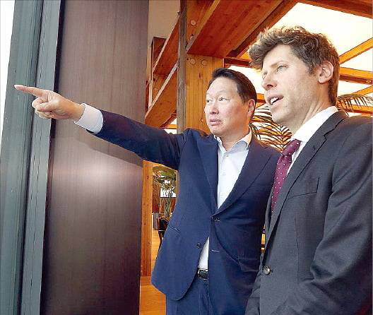 최태원 SK그룹 회장(사진 왼쪽)과 올트먼 CEO가 이날 SK서린빌딩에서 메모리 공급 의향서를 체결한 뒤 ﻿대화하고 있다.  /SK그룹 제공