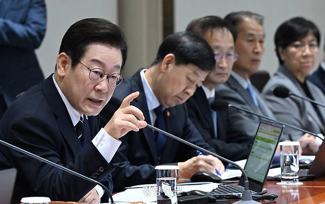 이재명 대통령이 지난달 30일 용산 대통령실에서 주재한 국무회의에서 발언하고 있다. 대통령실사진기자단