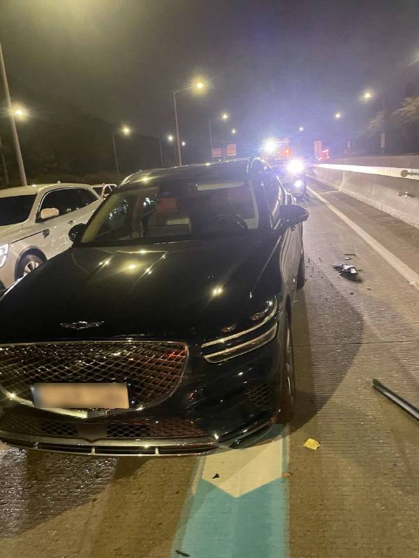 지난 30일 부산울산고속도로 해운대송정요금소 하이패스 구간 1차로에서 4중 추돌 교통사고가 발생했다. 사진은 사고 후 현장 사진. 부산경찰청 제공