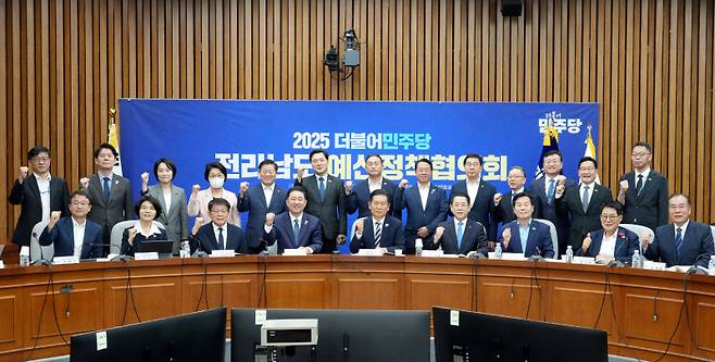 9월 30일 국회본관에서 열린 ‘2025 더불어민주당-전라남도 예산정책협의회’에서 김영록 전남도지사가 정청래 대표, 김병기 원내대표, 서삼석 최고의원, 한정애 정책위의장, 한병도 예결위원장, 이서영 예결위 간사. 박승원 참좋은지방정부위원장 등 당 지도부 주요 인사와 기념촬영을 하고 있다. /전남도