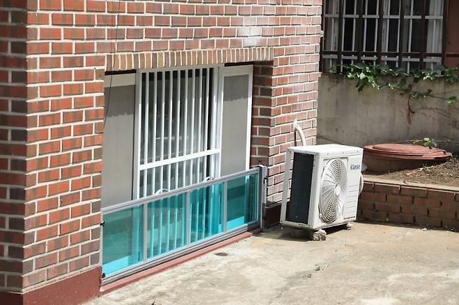 매입임대주택 반지하 세대 침수판 설치 사진. LH