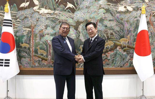 이재명 대통령과 이시바 시게루 일본 총리가 30일 부산 해운대구 누리마루APEC하우스에서 열린 한·일 정상회담에서 악수하며 기념촬영을 하고 있다. 두 정상의 만남은 지난 6월 주요 7개국(G7) 정상회의, 8월 도쿄 정상회담에 이어 세 번째다. 부산=김지훈 기자