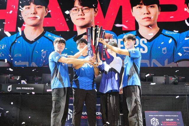 지난 28일 서울 송파구 DN 콜로세움에서 열린 국내 배틀그라운드 프로 대회 PWS 페이즈 2에서 우승을 차지한 DN 프릭스 선수단이 트로피를 들고 기념 사진을 찍고 있다. 크래프톤 제공