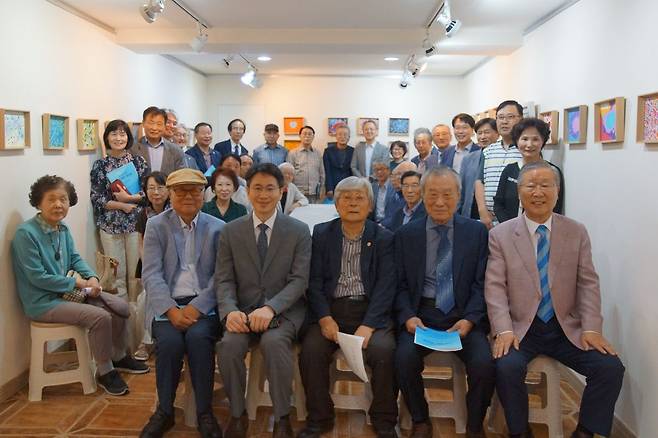 지난 29일 부산 벽촌아트갤러리에서 열린 ‘코이노니아 선교회 15년사 출판기념전’에서 이근형(앞줄 왼쪽 두 번째) 소정교회 목사와 조운복(앞줄 오른쪽 세 번째) 장로가 출판기념회를 마친 뒤 참석자들과 함께 기념촬영을 하고 있다.