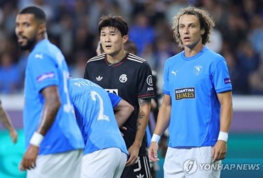 파포스과의 경기에 출전한 김민재 / 사진=연합뉴스