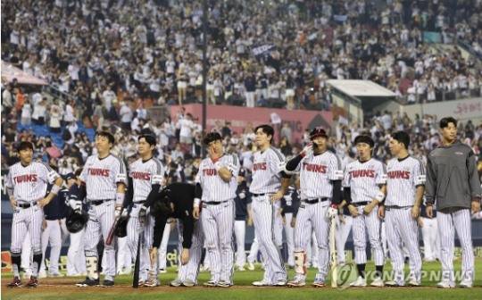 정규리그 1위 확정이 무산된 LG 선수들이 아쉬워하고 있다. 사진=연합뉴스