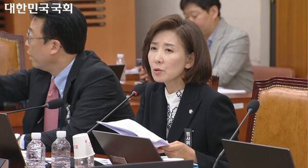 ▲나경원 국민의힘 의원이 지난달 30일 국회 법사위 조희대 대법원장 청문회에서 민주당 의원들이 범죄자 대통령 지키려고 이러느냐며 거친 비판을 쏟아내고 있다. 사진=국회 영상회의록 갈무리