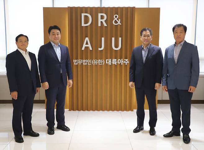 법무법인 대륙아주 원자력·에너지자원팀. (왼쪽부터) 김화영 고문, 김신우 미국변호사(팀장), 손재영 고문, 이흥주 고문.<사진제공=대륙아주>