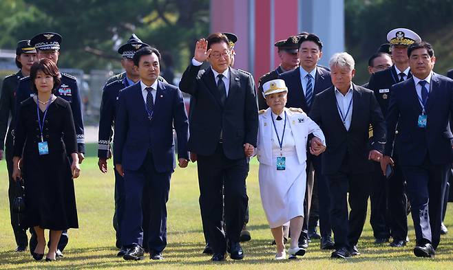 이재명 대통령이 1일 충남 계룡대 대연병장에서 열린 건군 77주년 국군의 날 기념행사에 국민대표, 모범장병, 군 지휘부와 함께 입장하고 있다. [사진 연합뉴스]