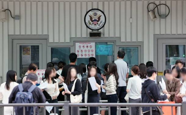 미국대사관 앞에서 비자를 발급받으려는 시민들이 줄을 서고 있다. [사진 = 연합뉴스]