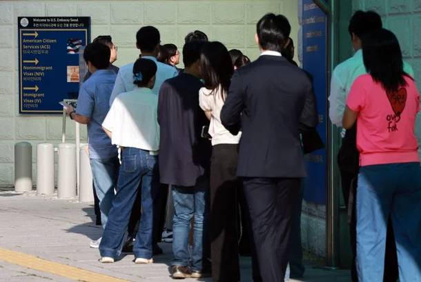 비자 발급 위해 주한미국대사관 찾은 시민들. [사진 = 연합뉴스]