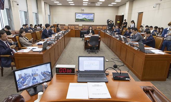 국회 환경노동위원회가 기후에너지환경노동위원회로 명칭이 변경된 후 열린 1일 첫 전체회의에서 국정감사 증인 명단에 대한 여야 간 이견으로 회의가 지연되는 모습을 연출했다. [사진 = 연합뉴스]