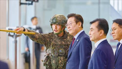 이재명 대통령이 지난 9월 12일 강원도 화천 7사단에서 군 관계자의 설명을 듣고 있다. (대통령실 제공)