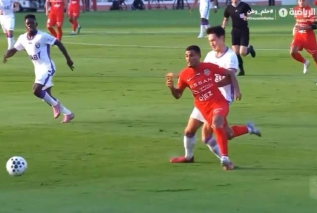 중동의 물리 치료사 타메르 알 샤라니는 박용우의 부상 장면에 대해 “알 아인의 스타 플레이어 박용우가 왼쪽 무릎에 심각한 부상을 당했다. 부상 장면을 보면 발이 잔디에 고정된 상태에서 무릎 바깥쪽과 충돌했다. 이와 같은 상황은 무릎 관절에 큰 압박을 주게 되며 특히 인대 손상 가능성이 크다. 현재로서는 무릎 전방 십자인대 부상으로 보인다”고 이야기했다. 사진=타메르 알 샤라니 SNS