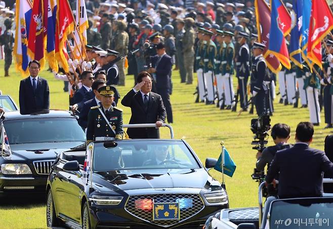 [계룡=뉴시스] 고범준 기자 = 이재명 대통령이 1일 충남 계룡대에서 열린 건군 77주년 국군의 날 기념식에서 열병하고 있다. 2025.10.01. bjko@newsis.com /사진=