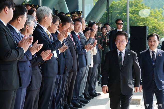 [계룡=뉴시스] 고범준 기자 = 이재명 대통령이 1일 충남 계룡대에서 열린 건군 77주년 국군의 날 기념식에 입장하고 있다. 2025.10.01. bjko@newsis.com /사진=고범준