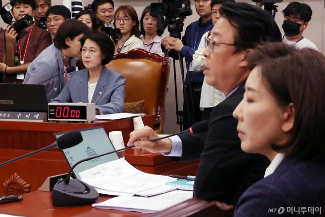 [서울=뉴시스] 김명년 기자 = 추미애 국회 법제사법위원장이 24일 오후 서울 여의도 국회에서 열린 법사위 전체회의에서 서영교 의원과 대화하고 있다. 2025.09.24. kmn@newsis.com /사진=김명년