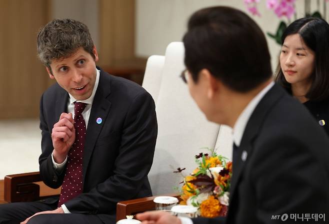 [서울=뉴시스] 고범준 기자 = 샘 알트만 오픈AI 대표가 1일 서울 용산 대통령실 청사를 방문해 이재명 대통령과 대화하고 있다. (대통령실통신사진기자단) 2025.10.01. bjko@newsis.com /사진=고범준
