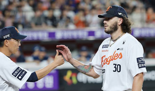 한화 이글스 코디 폰세가 외국인 투수 최초 4관왕과 팀 우승을 위해 선발 마운드에 오른다. 사진은 한화에서 활약 중인 폰세의 모습. /사진=로이터