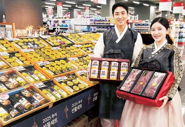 모델들이 홈플러스의 추석 선물세트를 홍보하고 있다. 홈플러스 제공