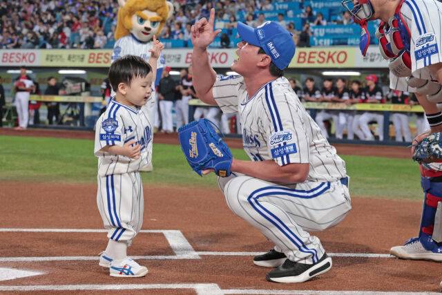 오서준 군이 아버지 오승환 은퇴식의 시구자로 나섰다./삼성 라이온즈